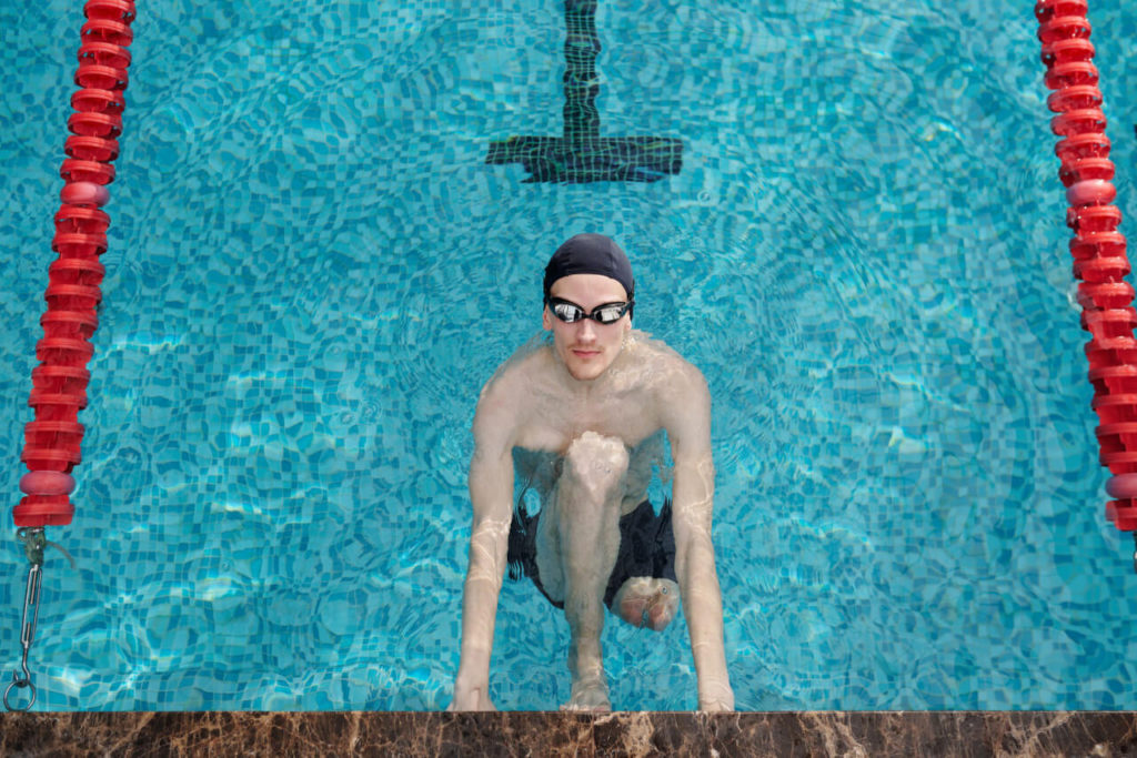 Below the knee amputee does swim laps